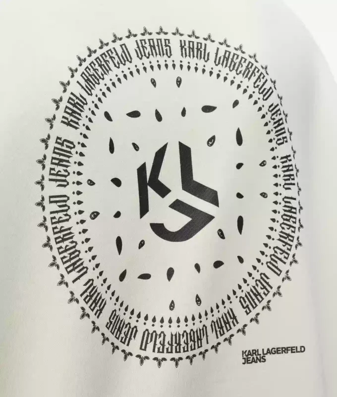 Bandana-logolla varustettu collegepaita