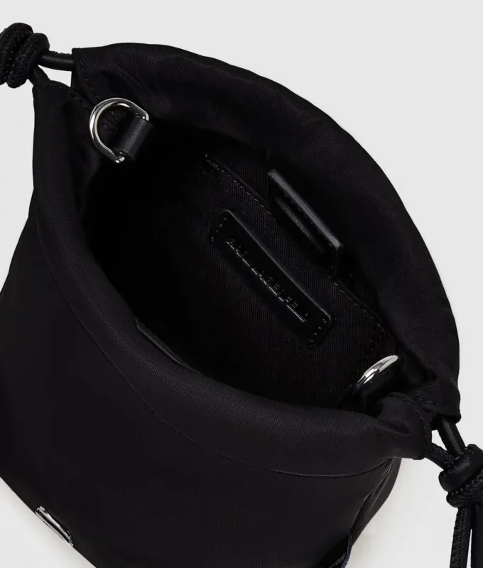 Ikon-nyloninen pieni bucket-laukku Ikon-nyloninen pieni bucket-laukku