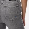 Korkeavyötäröiset skinny-farkut Korkeavyötäröiset skinny-farkut