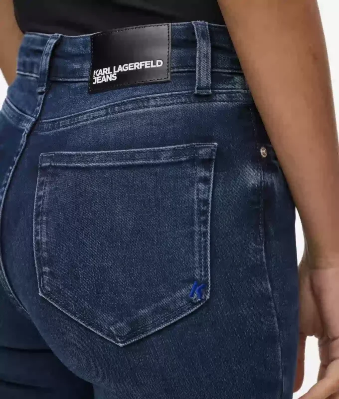 Korkeavyötäröiset skinny-farkut Korkeavyötäröiset skinny-farkut