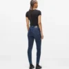 Korkeavyötäröiset skinny-farkut Korkeavyötäröiset skinny-farkut