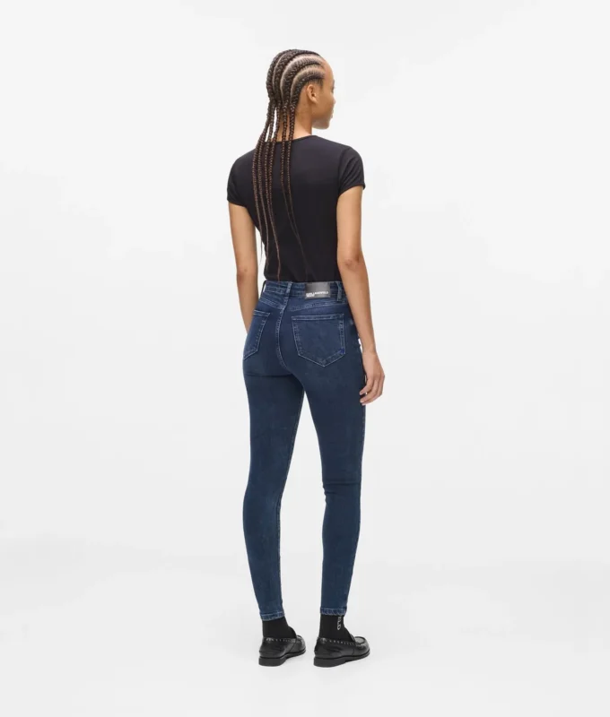 Korkeavyötäröiset skinny-farkut Korkeavyötäröiset skinny-farkut