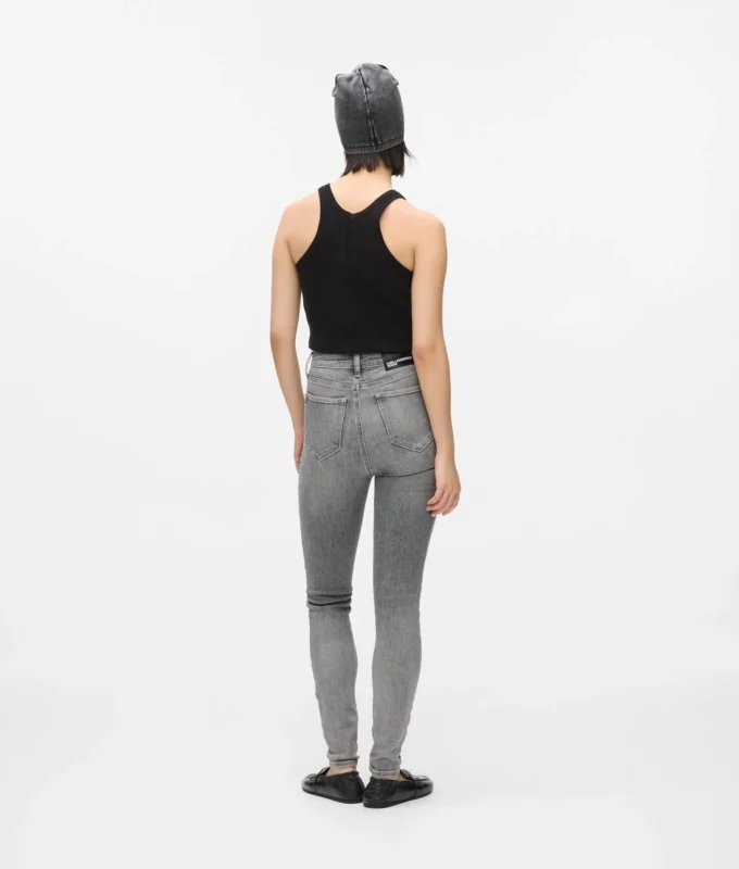 Korkeavyötäröiset skinny-farkut Korkeavyötäröiset skinny-farkut
