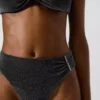Metalliset bikinien alaosat