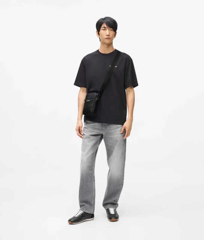 Minimalistinen logolla varustettu olkalaukku Minimalistinen logolla varustettu olkalaukku