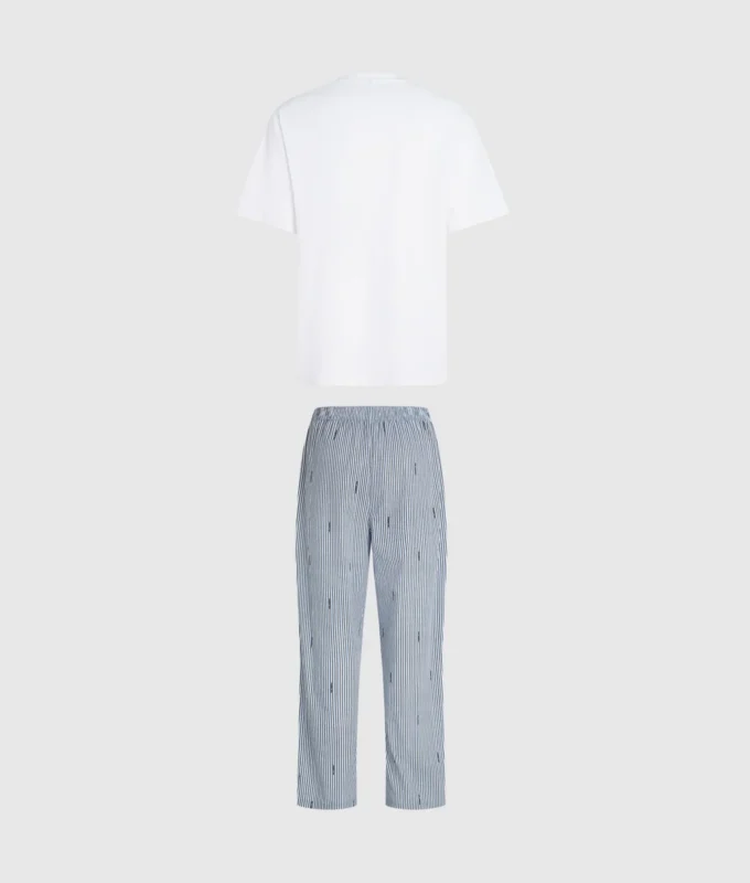 Raidallinen pyjamasetti Raidallinen pyjamasetti