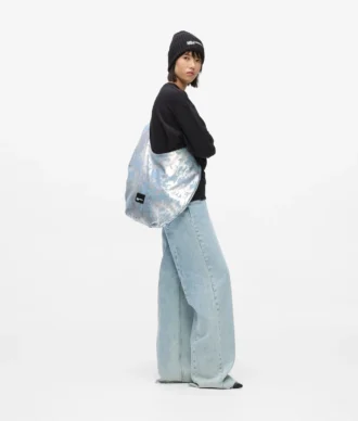 Suuri, kiiltävä denim-hobo-laukku