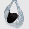 Suuri, kiiltävä denim-hobo-laukku Suuri, kiiltävä denim-hobo-laukku