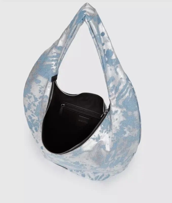 Suuri, kiiltävä denim-hobo-laukku Suuri, kiiltävä denim-hobo-laukku