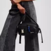 UTILITY-PINNOITETTU DENIM-KAMERALUKKO UTILITY-PINNOITETTU DENIM-KAMERALUKKO